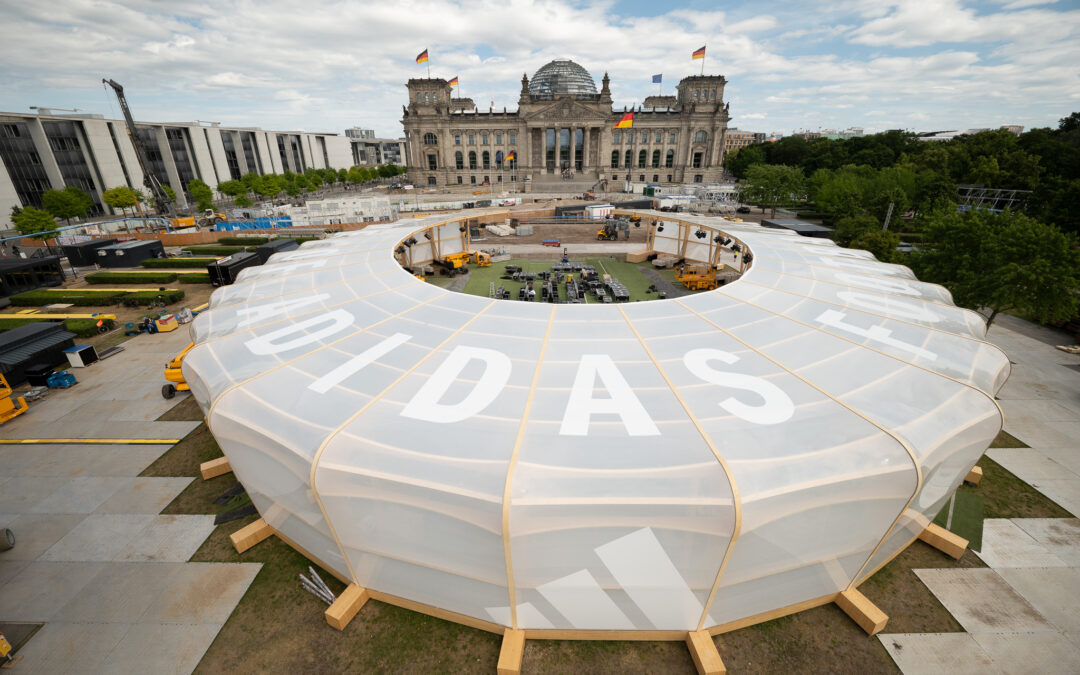 Die Adidas Eventfläche vor dem Berliner Reichstag – Hier feiern die Fans die EM 2024